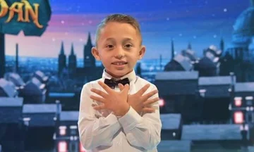 Nicolaus, l'enfant qui récite 3 000 versets de Fishta, rivalise avec le ministre