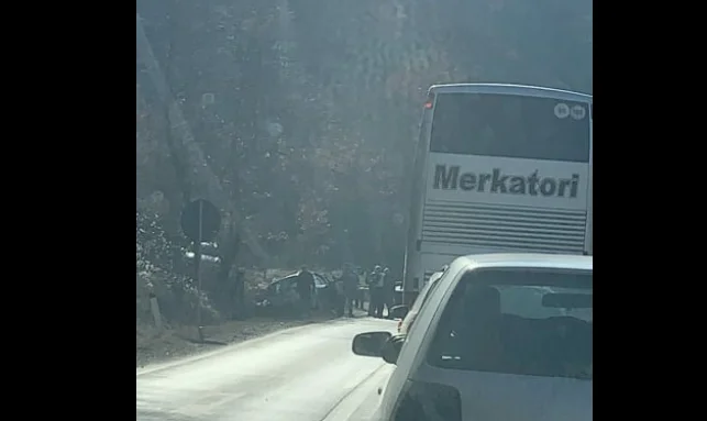 Unfall in Pristina-Gylan Richter, Auto aus dem Weg