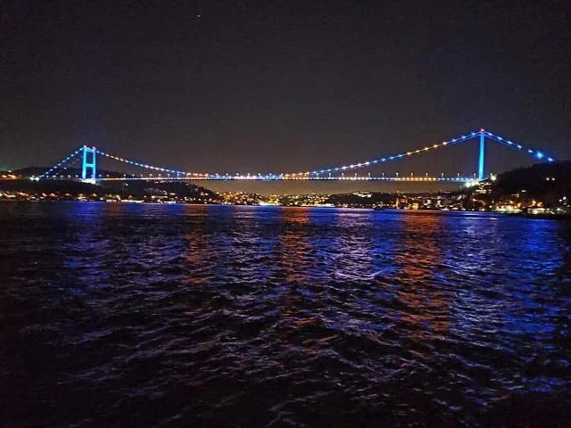 Ponts d'Istanbul, Tour d'Ankara Shine aux couleurs du drapeau du Kosovo