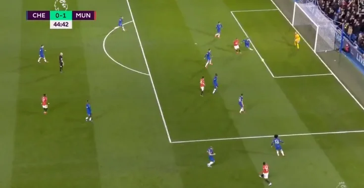 La primera parte termina, el equipo de Manchester United en la parte superior del objetivo de Marty francés.