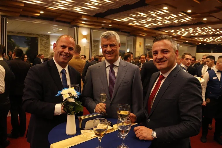 Foto de Ladrovci con el presidente Thaci y Bekim Jasharin: En tres, el más apropiado.