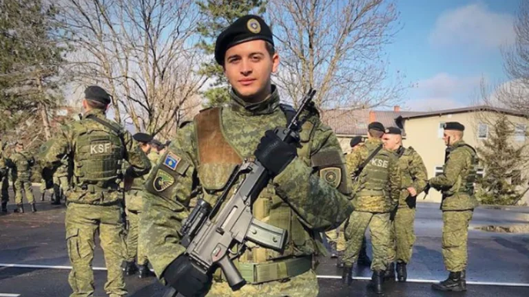 Le informamos de futbolista de Kosovo, que es parte del Ejército.