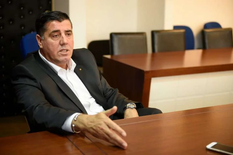Had Lutfi Haziri persönlich bat ihn, Kurts Bogen bei Rugovas Grab zu loben