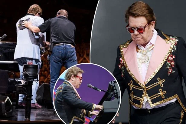 Elton John attraverso lacrime interrompe il concerto: sono fuori dalla voce