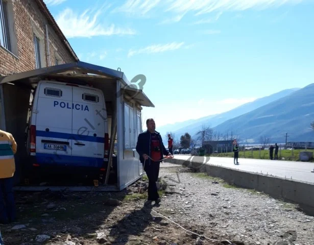 The police van loaded with prisoners ends up in the piehouse