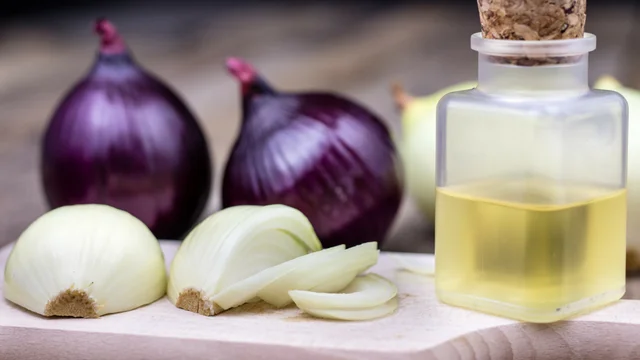 Combattre la perte de cheveux avec le jus d'oignons
