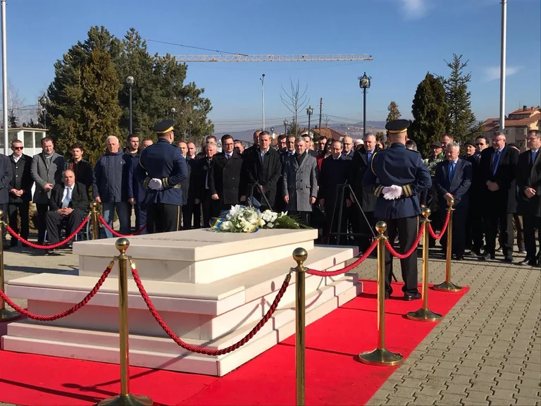 LDK pays tribute at President Rugova's grave: His Work Will Always Remember