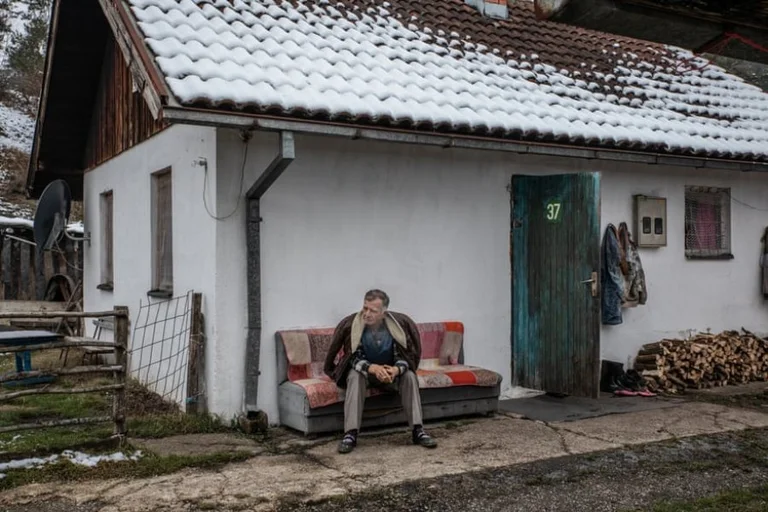 Les survivants de Srebrenica vivent dans des camps après 25 ans
