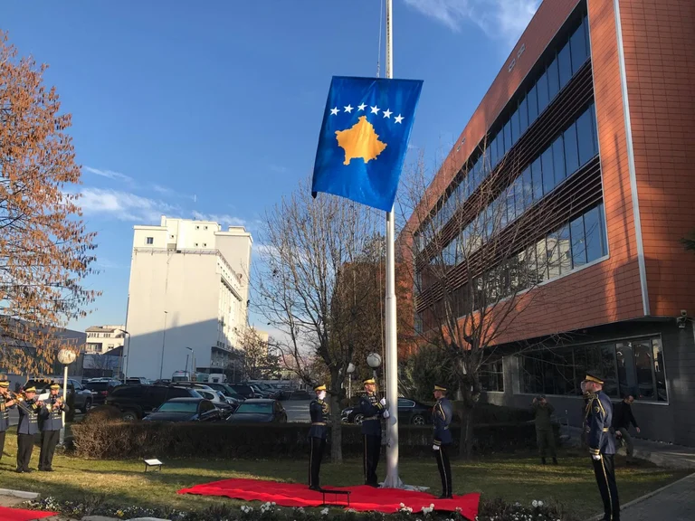 KSF Ceremonial Guard setzt Staatsflagge im Regierungsgericht