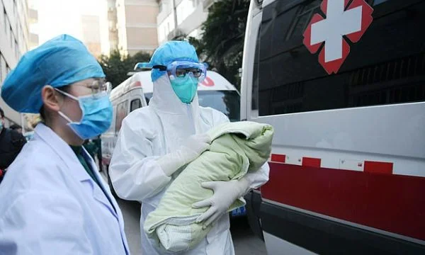 Una madre - en - bebé de la ley con coronarios no lleva el virus mortal