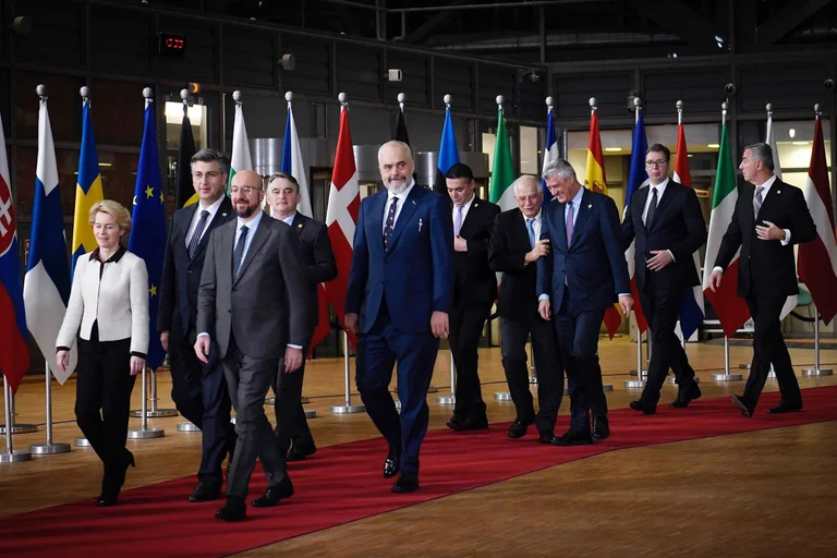 Borrell smiled next to Thaci, badly ignoring Vucinqi