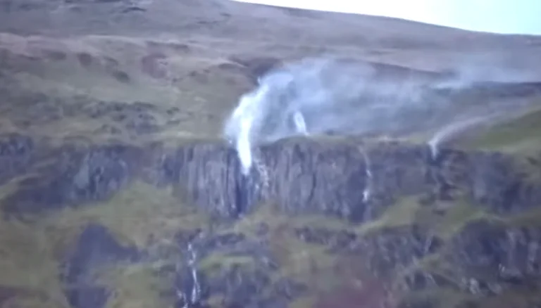El poderoso viento se llevó a cabo en Escocia.