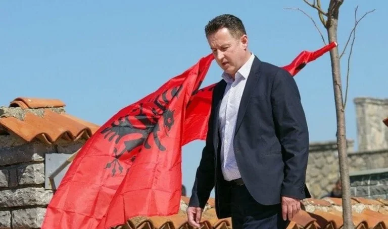 Tolaj: Kurt éloge, à travers l'humiliation de l'UCK, citant analyste serbe, timide et faible