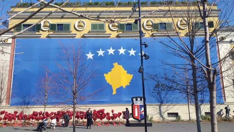 Erion Veliaj met le drapeau géant du Kosovo à Tirana pour le 12e anniversaire de l'indépendance
