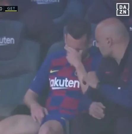 Las cosas no se ven muy bien para la estrella de Barca: Llorando después de la gravedad