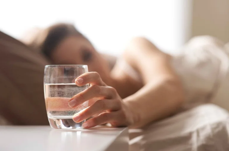 Beneficios de la salud si usted bebe agua una vez que usted despierta