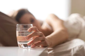 Prestazioni di salute se bevi acqua una volta svegliati