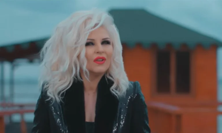 El espíritu de Braha aparece sensual en el último clip