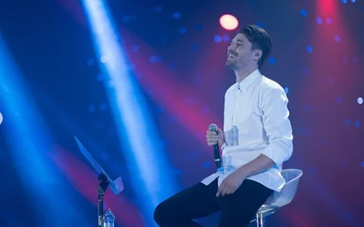Les fans d'Alban Skenderaj baffles, publie la chanson romantique pour la Saint-Valentin.