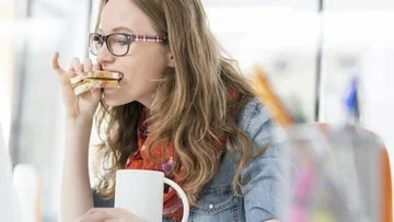 Tutti mangiamo questi alimenti al lavoro, pensando che siano sani!