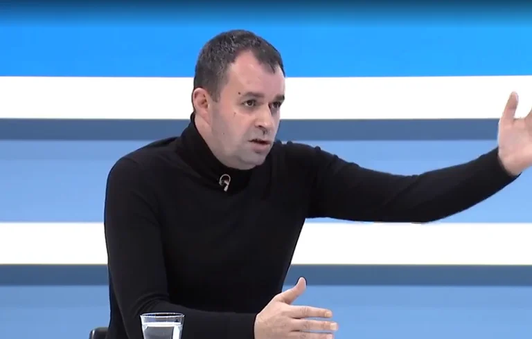 On ne va pas laisser une pierre sans bouger pour que la taxe ne s'arrête pas.