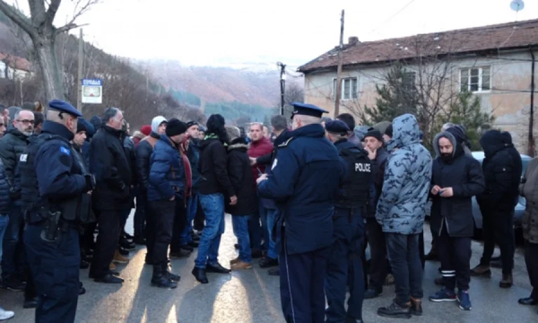 Continúan las protestas de Shala, evitan que los mineros vayan a trabajar