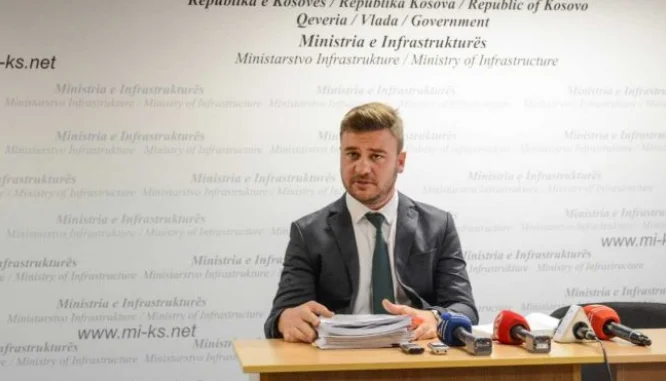 Ich war mit dem Leben bedroht... ... der Sekretär des Ministeriums hat die Polizei und Kurti, Freund des Ministers Abdixhikus, geahndet.