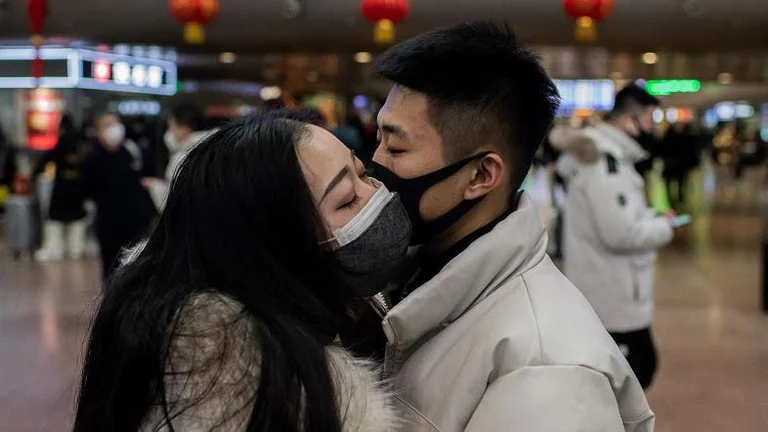 Coronavius infecte la Saint Valentin : les médecins britanniques se mettent en garde contre les baisers et les baisers