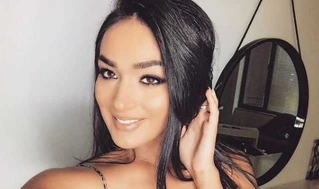 Albanese cantante avenges Facebook, pubblica immagini per adulti
