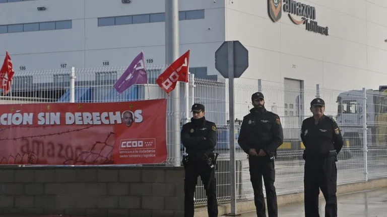 Nach der Bedrohung des Bombenanschlags vakuieren die spanischen Polizei Mitarbeiter von Amazon-Büros in Madrid