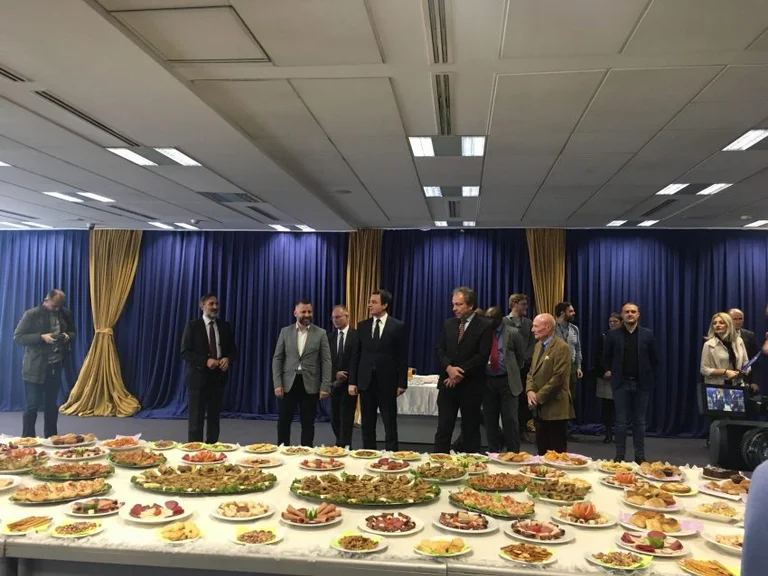 Boycotting Primo Ministro: Gli Ashkales chiedono soldi, e Kurti dà loro alms e cibo
