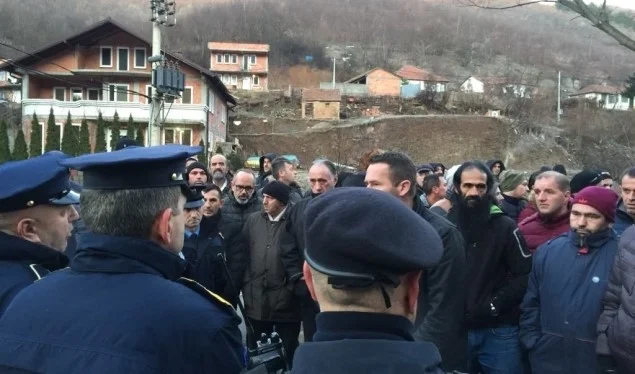 Protesters do not allow bus laborers toward Stenterg