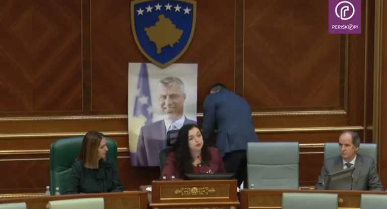 PDK stellt das Bild des Präsidenten vor dem Parlament vor