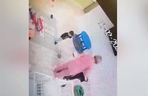 Wie sie herausgefunden hat, dass ihr Tutor ihr Kind schlug, gesteht der Mutter des Babys