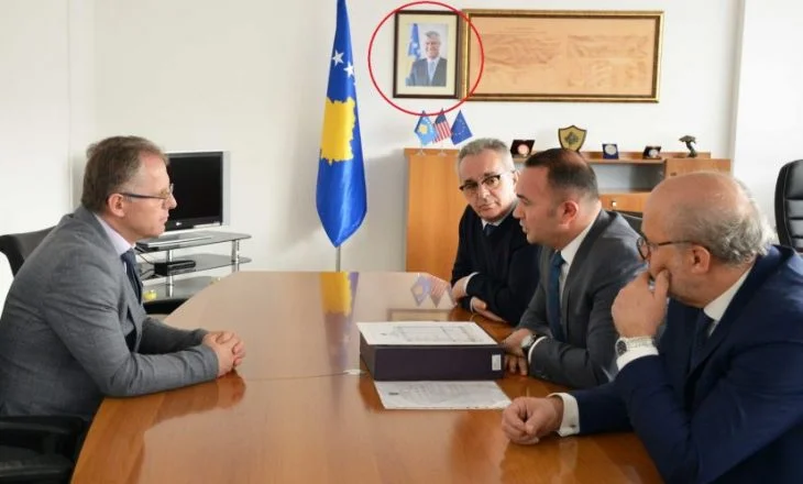 El fiel Ministerio de Bislim declaró la foto del presidente Thaci