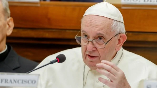 It doesn't end a thousand-year-old tradition: Pope Francescu rules against married men being priests