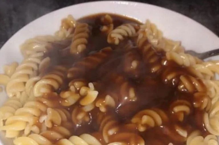 Una mujer hizo pasta como albaneses: rostros malos y negaba la entrada a Italia