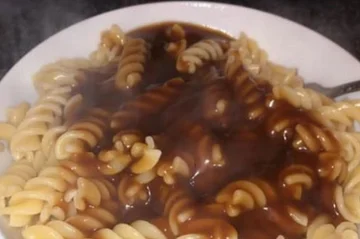 Une femme fait des pâtes comme des Albanais: De mauvais visages et refuse l'entrée en Italie