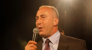 Haradinaj pour le lièvre avec son chant: Nous sommes des robots, nous avons des émotions et des passe-temps.