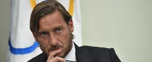 Totale con società di consulenza e assistenti per club e giocatori di calcio
