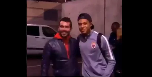 Si sólo hubieran matado a su padre: Muckpe es acusado de mala cara al tomar fotos con los fans