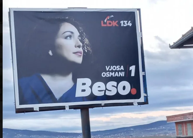 Drenica Bürger erzählt Vjosa Osmani, wo sie ihr Bild halten, nachdem sie Thacis Bild nahm.