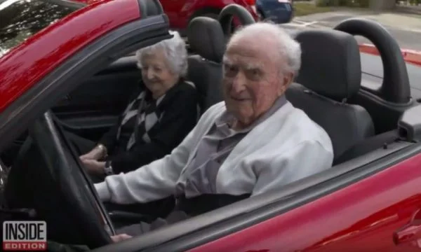 107 anni che ancora guida la sua Mercedes con la sua fidanzata di 100 anni.