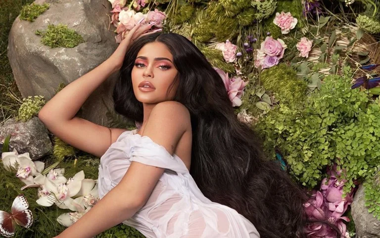 Il sinonimo di eleganza di Kyle Jenner brilla in abito rosso