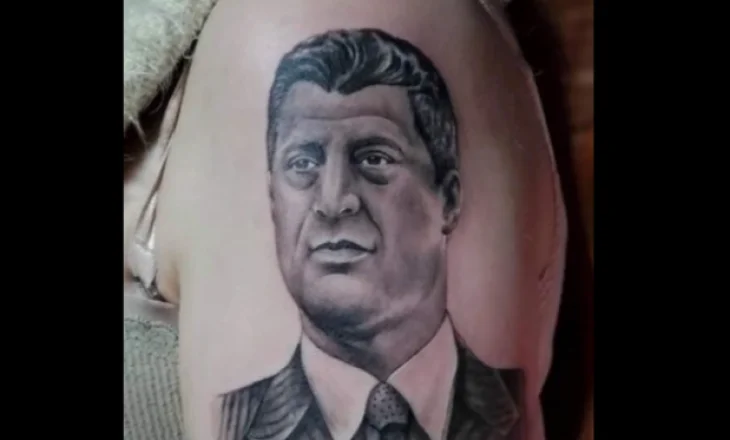 Ein Bürger Tattoos Präsident Thacis Porträt