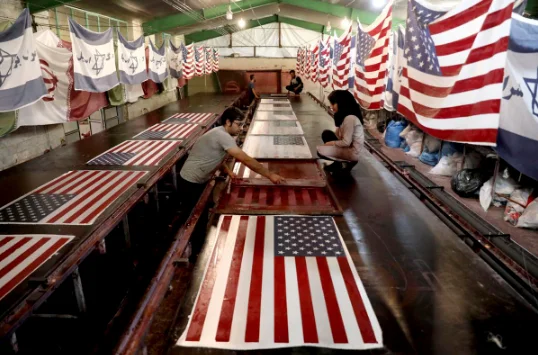 Plante iranienne produisant des drapeaux américains et israéliens à brûler