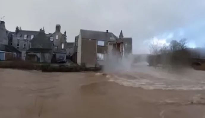 Bilder aus dem schrecklichen Sturm in Europa, Hotel (Video) collapses