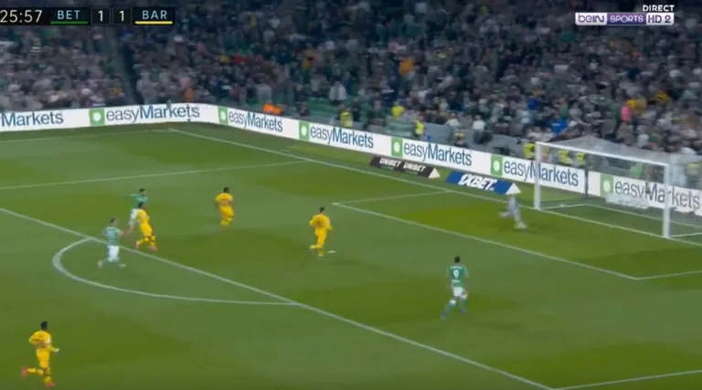 Nabil Fekir doesn't complicate things: He's got space, he's launching an unstoppable blow and he's going through Betis.