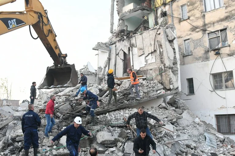 November 26th Earthquake, 100 Families in Protest