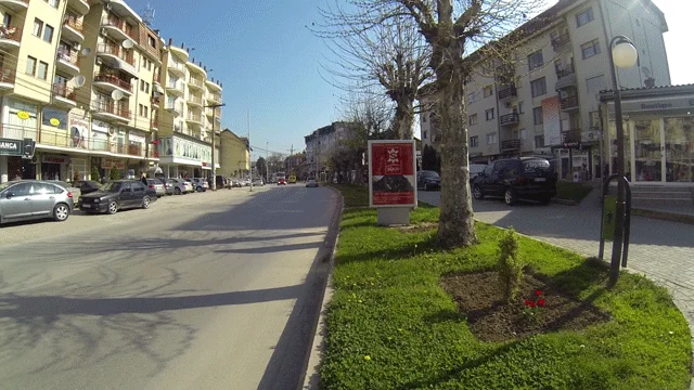 Le Kosovo se demande : trois personnes violent un serveur à Suhareka